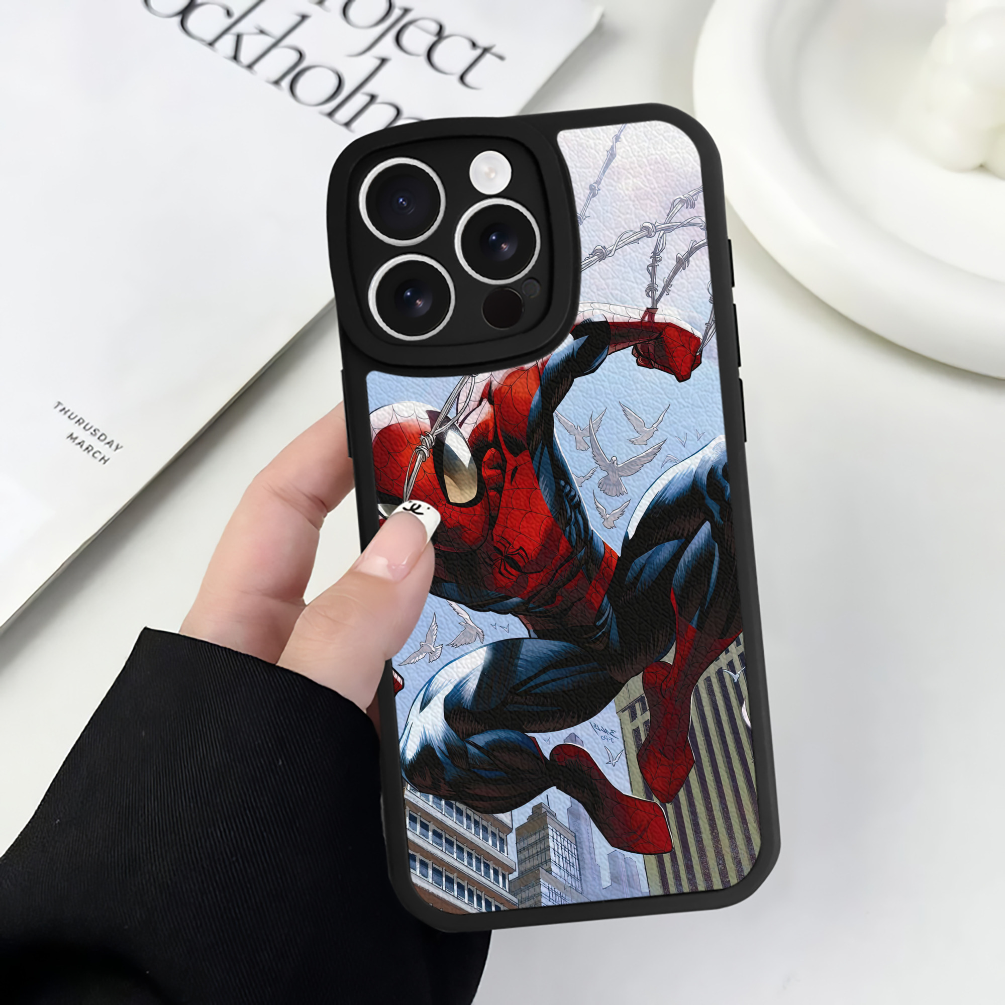（画像用） Spider Man スパイダーマン 【iPhone 16シリーズ対応】シリコンスマホケース（レザー調） 材質：シリコン